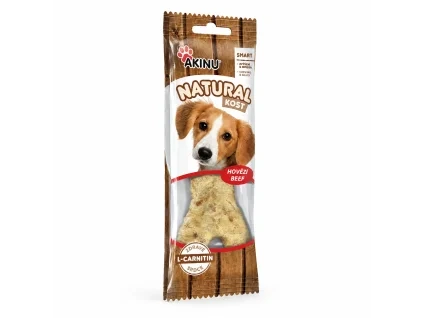 Nakloněný e-shop packshot produktu Akinu NATURAL Kost s L-carnitinem pamlsek pro psy 1 ks (RegCis 17617) na bílém pozadí. Produkt beze změny převzat z aktuální produktové fotky, náklon, světlo a stín sjednoceny podle schváleného packshotu 204906.