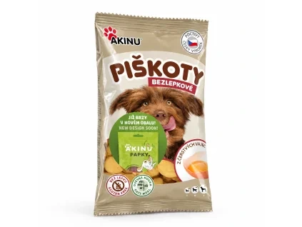 Packshot SKU 173011 (Akinu Bezlepkové piškoty 120 g) — sólo na bílém, 2k 1:1. Obal: aktuální Piškoty se samolepkou „Již brzy v novém obalu“ (asset 8f26e1bd nahraná uživatelkou); náklon replikován podle sesterského 173010 (0e706a2a). Vybrána v1 ze 2.