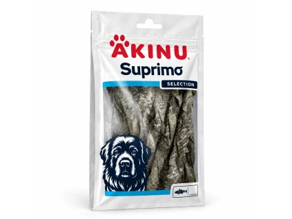 Packshot Akinu SUPRIMO SELECTION Tyčinka z tresčí kůže 50 g (176297) na bílém, 1:1 — náklon podle packshotu 282042 (asset a40d8e54); výška v Heliosu 500 mm vypadá chybně, proporce odvozeny jen z makety. Schválila Žanet.