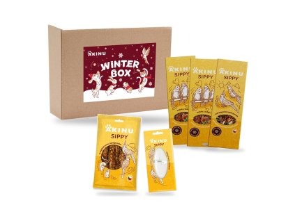 Packshot vánočního boxu Akinu vánoční box pro malé papoušky (310014) na bílém pozadí, 1000 × 1000 px. Hnědá krabice s etiketou WINTER BOX Mini + SIPPY Tyč vitamínovo-medová pro andulky 51157 (2×), SIPPY Tyč vitamínovo-medová pro malé papoušky 51159, SIPPY Senegalské proso v klasech 600239 a SIPPY Sépiová kost s držákem 50038. Složeno z oficiálních maket produktů.