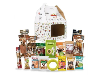 Packshot vánočního boxu Akinu vánoční box pro psy Schválený výběr (147503), návrh A – symetrický: krabice MULTÍK Vánoční pes uprostřed, před ní 16 pamlsků (204736, 176020, 207083, 17619, 20709, 179002, 173011, 176228, 176247, 176304, 206026, 205795, 204712, 204809, 204718, 176276) a hračka ČESKÝ LES Házecí kroužek 190279. Kompozit z oficiálních maket a packshotů, AI upscale 2K (Higgsfield bytedance). Bílé pozadí.