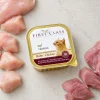 Flat-lay 20007 FIRST CLASS Drůbeží paštika 100 g se syrovým drůbežím masem na světlé kuchyňské lince. Label ref = BaseLinker packshot 600 px.