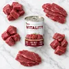 Flat-lay Vitality Hovězí jemně krájená svalovina 400 g 263000 na světlém mramoru se syrovou hovězí svalovinou, styl podle schválené ukázky (263021). Reference obalu = e-shop packshot (edeba4bb).