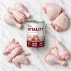 Flat-lay Vitality Kuřecí jemně krájené 400 g 263001 na světlém mramoru, okolo syrové kuře s kostí (paličky, stehna, křídla). Úprava verze e17f94aa na přání.