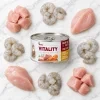 Flat-lay Vitality Kuřecí & krevety 263016 na světlém mramoru se syrovým kuřecím masem a krevetami, styl podle schválené ukázky (263021). Reference obalu = e-shop packshot (2bcb7d8f).