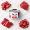 Flat-lay Vitality Tuňák 263018 na světlém mramoru se syrovým tuňákem, styl podle schválené ukázky (263021). Reference obalu = e-shop packshot (5c0d6b0b).