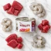 Flat-lay Vitality Tuňák & krevety 263017 na světlém mramoru se syrovým tuňákem a krevetami, styl podle schválené ukázky (263021). Reference obalu = e-shop packshot (b10c23dd).