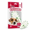 Nakloněný packshot žvýkadla 204046 na bílém pozadí, před balením vpravo dole jedna botička z buvolí kůže vyjmutá z balení.
