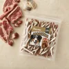 Flat-lay pro řadu Masíčka (SKU 204859, 300 g) — travertinová deska, syrové jehněčí maso.