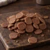 Solo surovina Akinu MASÍČKA Kachní chipsy 300 g (204863) — pamlsek psi/kočky, hromádka na tmavém prkénku, realistický styl.