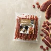 Flat-lay pro řadu Masíčka (SKU 204861, 300 g) — travertinová deska, syrové kachní maso.