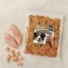 Flat-lay pro řadu Masíčka (SKU 204858, 300 g) — travertinová deska, syrové kuřecí maso.