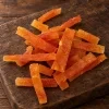 Solo surovina Akinu MASÍČKA Kuřecí proužky 300 g (204860) — pamlsek psi/kočky, hromádka na tmavém prkénku, v2