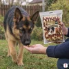 Lifestyle Masíčka 204867: německý ovčák na zahradě přichází k pamlsku v dlani, plný 300g sáček ve správné velikosti (26×20 cm). Etiketa dle packshotu 204e01ba.