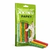 Nakloněný packshot žvýkadla 204042 na bílém pozadí, před balením vpravo dole tři barevné tyčinky vyjmuté z balení.