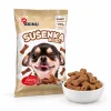 Packshot SKU 204602 (Akinu Kosti sušenka se zinkem 400 g) + sušenky v bílé misce, 2k 1:1. Obal z BaseLinker (4ecaf563), kompozice podle 173010 (da29f81c), surovina Helios doc 213274. Vybrána v1 ze 2.