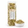 Packshot SKU 204605 (Akinu Kostičky sušenka 2,2 cm 1 000 g) + kostičky v bílé misce, 2k 1:1. Surovina v Heliosu chybí — kostičky podle obsahu sáčku na BaseLinker packshotu (9ecf409e). Kompozice podle 173010 (da29f81c). Vybrána v1 ze 2.