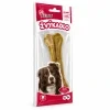 Nakloněný e-shop packshot produktu Akinu Kost z buvolí kůže pamlsek pro psy přírodní žvýkací 16 cm 1 ks (RegCis 204045) na bílém pozadí. Produkt beze změny převzat z aktuální produktové fotky, náklon, světlo a stín sjednoceny podle schváleného packshotu 204906.