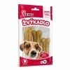 Nakloněný e-shop packshot produktu Akinu PAPKY Kost z buvolí kůže přírodní pamlsek pro psy žvýkací 8 cm 3 ks (RegCis 204048) na bílém pozadí. Produkt beze změny převzat z aktuální produktové fotky, náklon, světlo a stín sjednoceny podle schváleného packshotu 204906.
