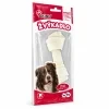 Nakloněný e-shop packshot produktu Akinu Uzel z buvolí kůže pamlsek pro psy bílý žvýkací 15 cm 1 ks (RegCis 204051) na bílém pozadí. Produkt beze změny převzat z aktuální produktové fotky, náklon, světlo a stín sjednoceny podle schváleného packshotu 204906.