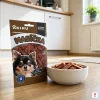 Lifestyle scéna 2 — miska s králičími pásky v kuchyni, moderní české bydlení, ráno.