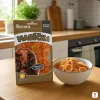 Lifestyle scéna 2 — miska s kuřecími chipsy v kuchyni, moderní české bydlení, ráno.