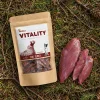Flat-lay Bažant jerky 176169 – sáček + syrové bažantí maso na lesním jehličí.