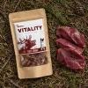Flat-lay Jelen jerky 176167 – sáček + syrové jelení maso na lesním jehličí.
