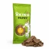 Packshot se surovinou Akinu PAPKY Drůbeží plátky pamlsek pro psy 120 g (174018) — obal natočený podle vzoru 174027, vpravo dole před ním hromádka pamlsku. Styl jako řada Masíčka Premium.