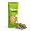 Packshot se surovinou Akinu PAPKY Tyčinky pamlsek pro psy na srst a kůži 120 g (174019) — obal natočený podle vzoru 174027, vpravo dole před ním hromádka pamlsku. Styl jako řada Masíčka Premium.