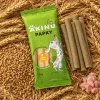 Flat-lay 174019 Akinu PAPKY Tyčinky na srst a kůži 120 g — balení se surovinami ze složení (neklamavé vyobrazení), motiv obilného pole, pohled shora.