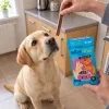 Lifestyle: žlutý labrador sedí v obyčejné české kuchyni a čeká na pamlsek Jehněčí sendvič (176225) z ruky majitele, druhá ruka drží sáček