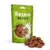 Packshot se surovinou Akinu PAPKY Kolečko oranžové pamlsek pro psy 100 g (174029) — obal natočený podle vzoru 174027, vpravo dole před ním hromádka pamlsku. Styl jako řada Masíčka Premium.