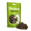 Packshot se surovinou Akinu PAPKY Kroužek hnědý pamlsek pro psy 100 g (174030) — obal natočený podle vzoru 174027, vpravo dole před ním hromádka pamlsku. Styl jako řada Masíčka Premium.