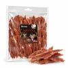 Packshot SKU 204945 (Akinu Masíčka Kachní prsíčka 666 g, Halloween) — produkt + pamlsek volně na bílém, bez misky, 2k 1:1. Sáček převzat ze sesterského sólo packshotu abb62b61 (stejný náklon), kompozice podle 204865 (asset 6935f77d). Pamlsky generované nad rámec skill-defaultu na žádost uživatelky. Vybrána v1 ze 2.