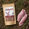 Flat-lay Králík jerky 176304 – sáček + syrové králičí maso na lesním jehličí.