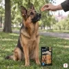 Lifestyle park – německý ovčák sedí a čeká, jen ruka podává lososové kolečko, sáček 75 g v reálné velikosti na trávě