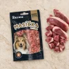 Flat-lay Masíčka Premium Kachní 75g (176300), mód Produkt+suroviny, kompoziční reference pro řadu v DB nebyla nalezena (generováno bez ní).