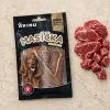 Flat-lay Masíčka Premium Hovězí 75g (RegCis 176302) s AI-generovanou fotkou syrového hovězího masa jako doplňkovou surovinou; kompoziční referenční obrázek pro řadu Masíčka Premium nebyl v Content DB nalezen, generováno pouze podle textového popisu kompozice.