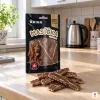 Sáček Hovězí měkké plátky stojí na kuchyňské lince, vepředu pár plátků, ranní světlo
