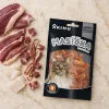 Flat_lay Akinu MASÍČKA PREMIUM Kachní plátky pro kočky mramorované 50 g 282055 — travertin, asymetrická kompozice (bez kompoziční reference — neexistuje v DB)