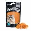 Packshot se surovinou Akinu Masíčka Premium Losos s treskou mini proužky pro kočky 50 g (282056) — stojící sáček na bílém pozadí, vpravo dole před ním hromádka mini proužků. Styl podle vzoru od uživatele (packshot + surovina vedle). Varianta 2 ze 4.