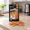 Sáček Losos plátky s kůží stojí na kuchyňské lince, vepředu pár plátků, ranní světlo