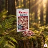 Lifestyle Suprimo: sáček Suprimo Mini kachna mramorovaný 75 g stojí na mechovém pařezu v lese, před ním hrstka mramorovaných kachních plátků, zlaté odpolední paprsky, bez zvířete.